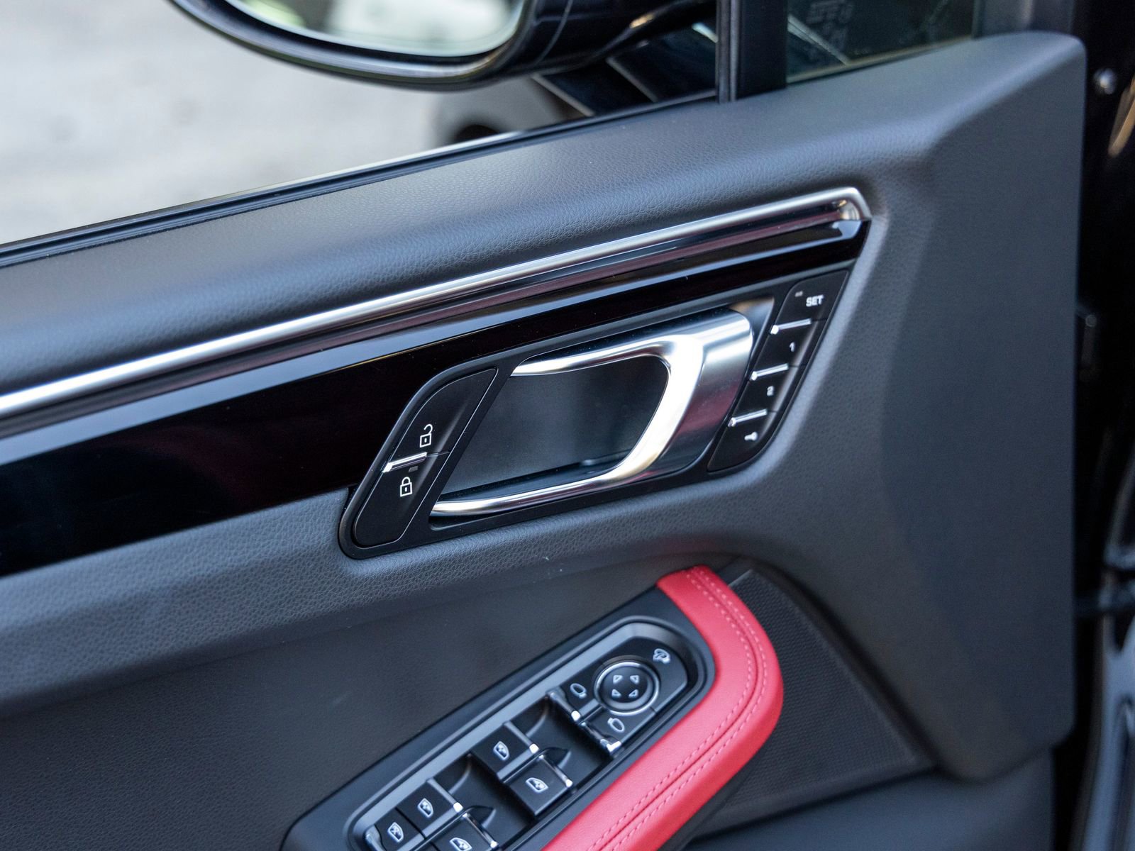 Certified 2025 Porsche Macan image 25