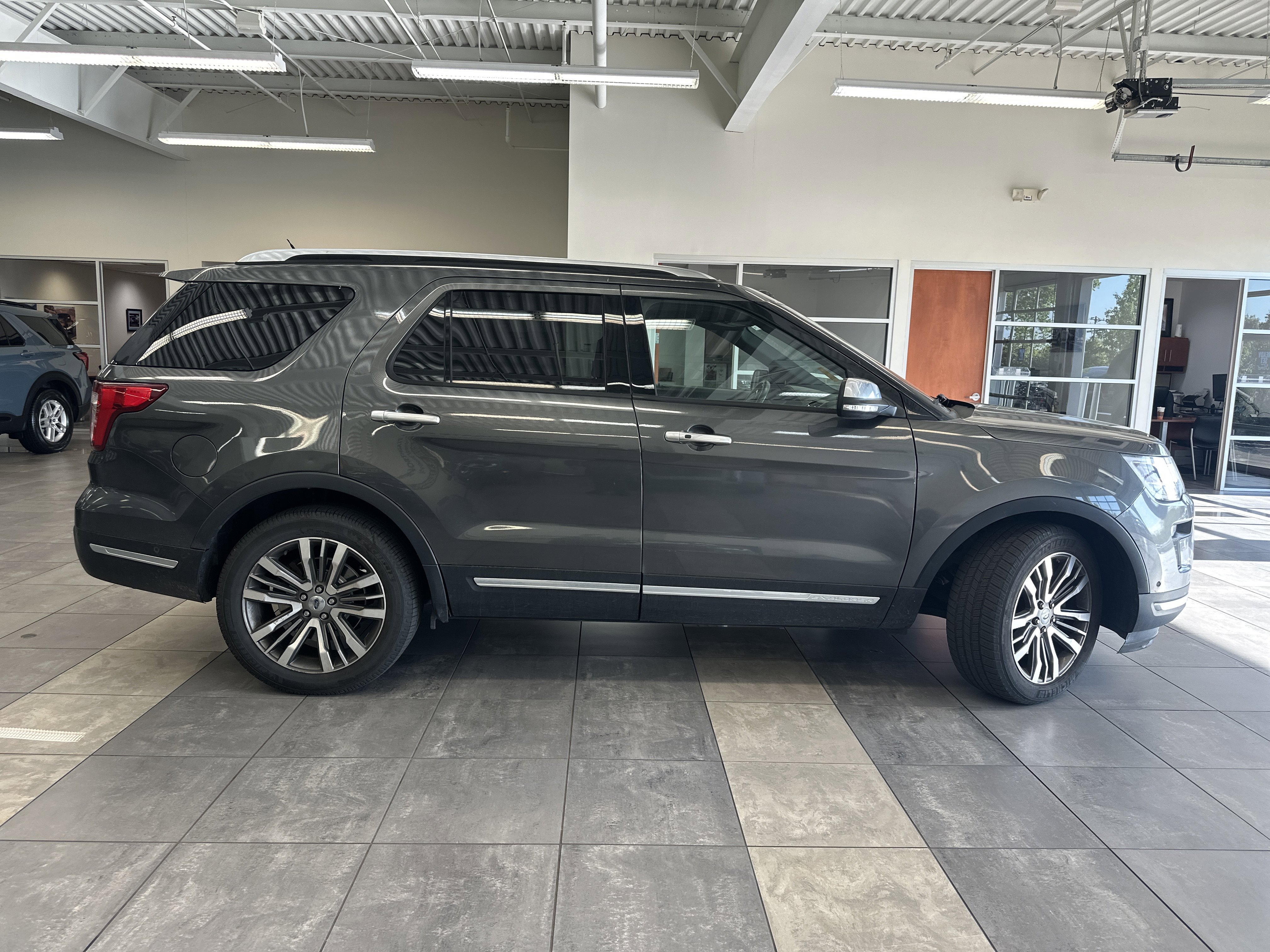 Used 2018 Ford Explorer Platinum AWD/4WD image 9