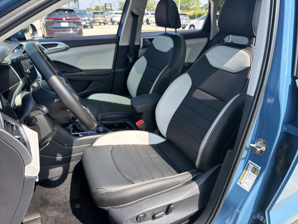 Certified 2025 Volkswagen Taos SEL AWD/4WD image 7