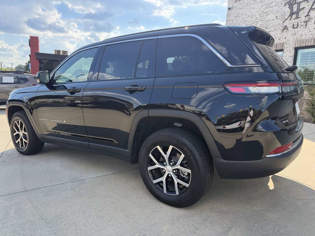 Used 2025 Jeep Grand Cherokee Limited w/ Luxury Tech Group II AWD/4WD image 8