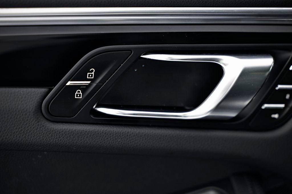 Certified 2025 Porsche Macan image 19