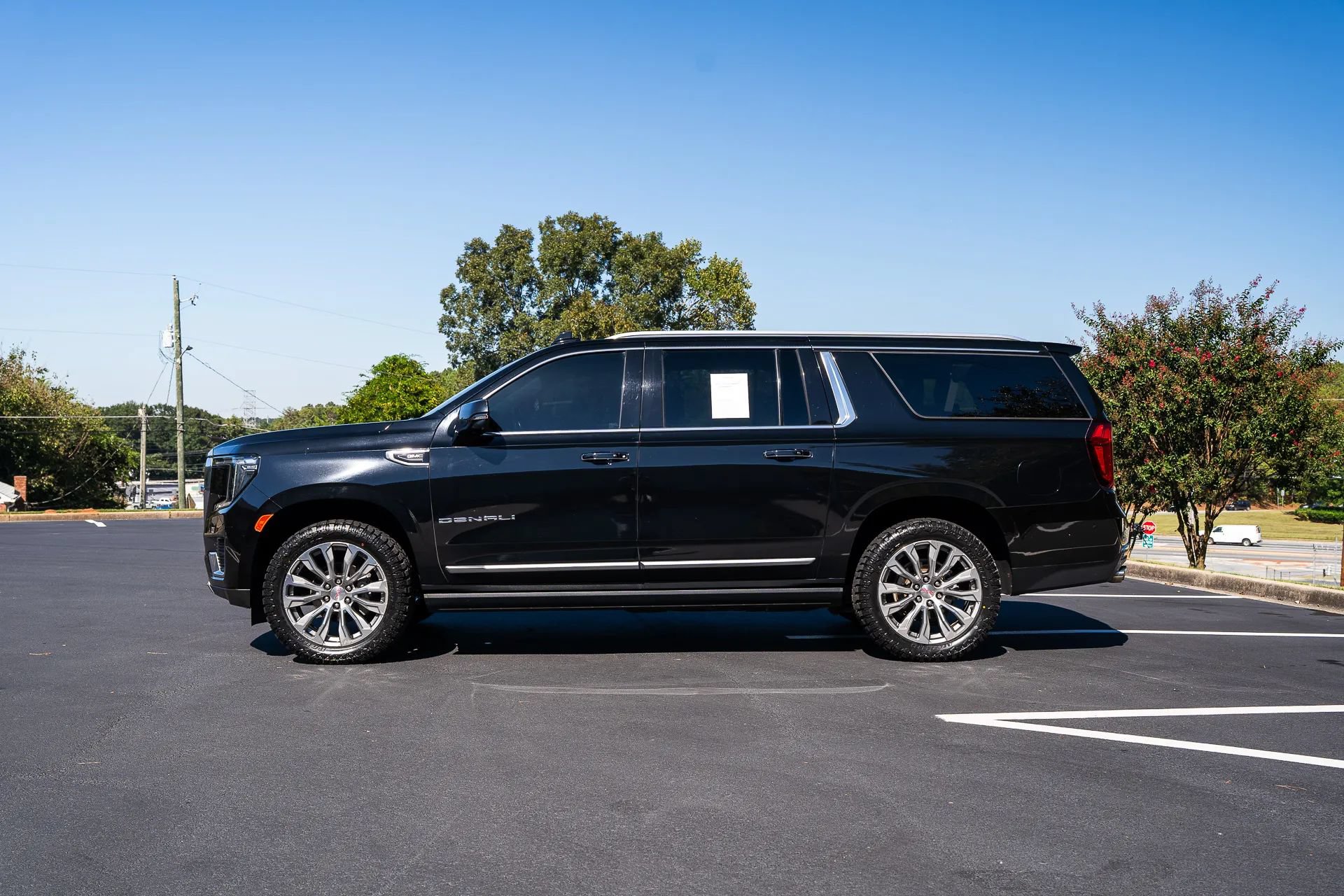Used 2021 GMC Yukon XL Denali w/ Denali Premium Package RWD image 4