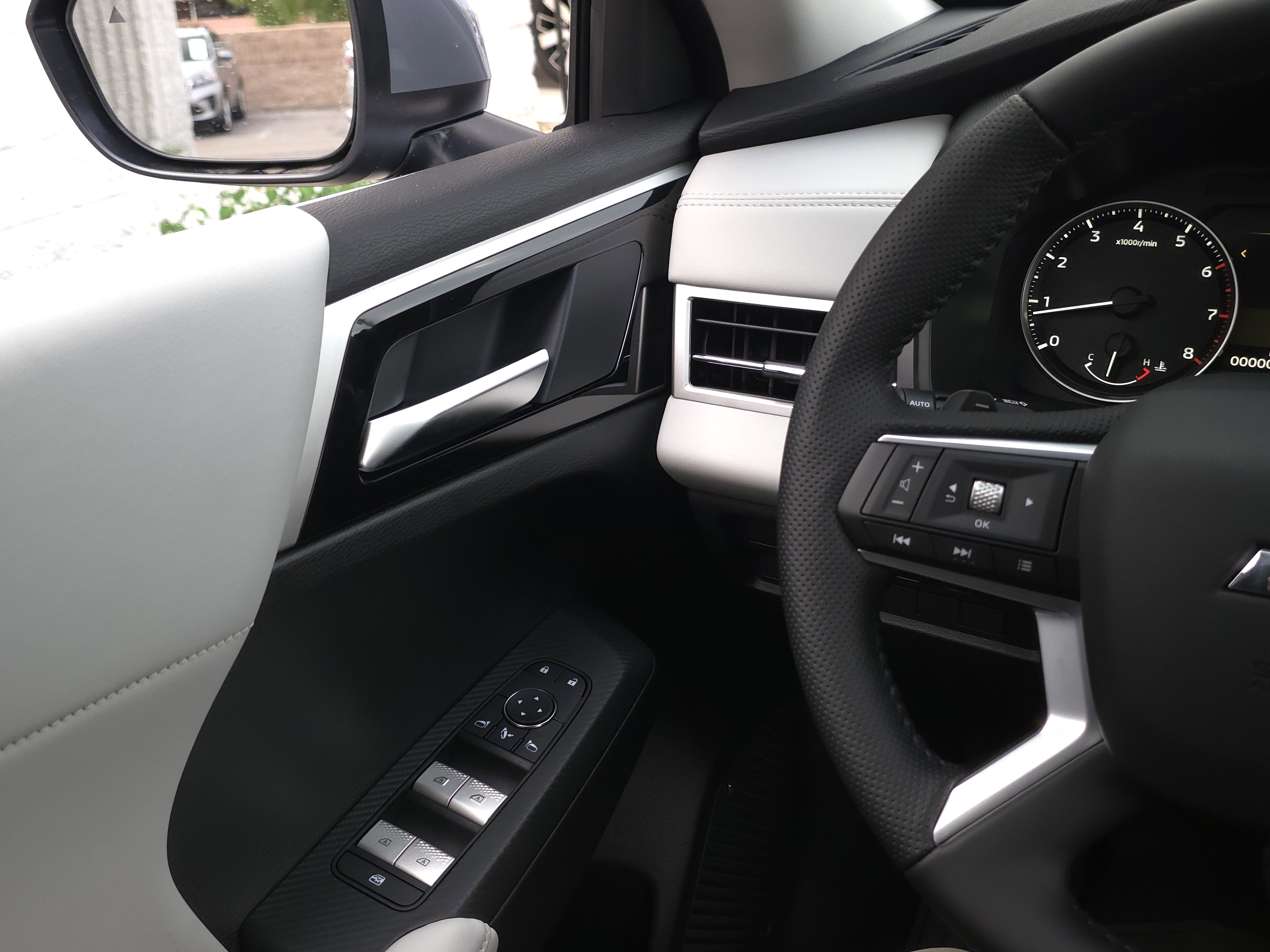 New 2025 Mitsubishi Outlander SE image 21