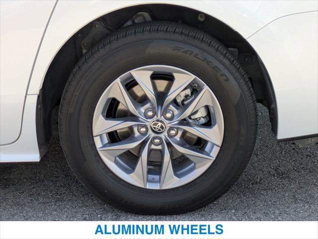 Used 2022 Toyota Sienna XLE image 11