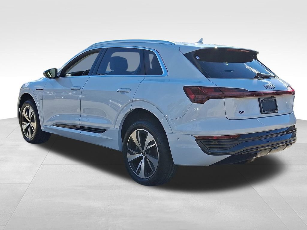 Used 2024 Audi Q8 e-tron Premium Plus image 4