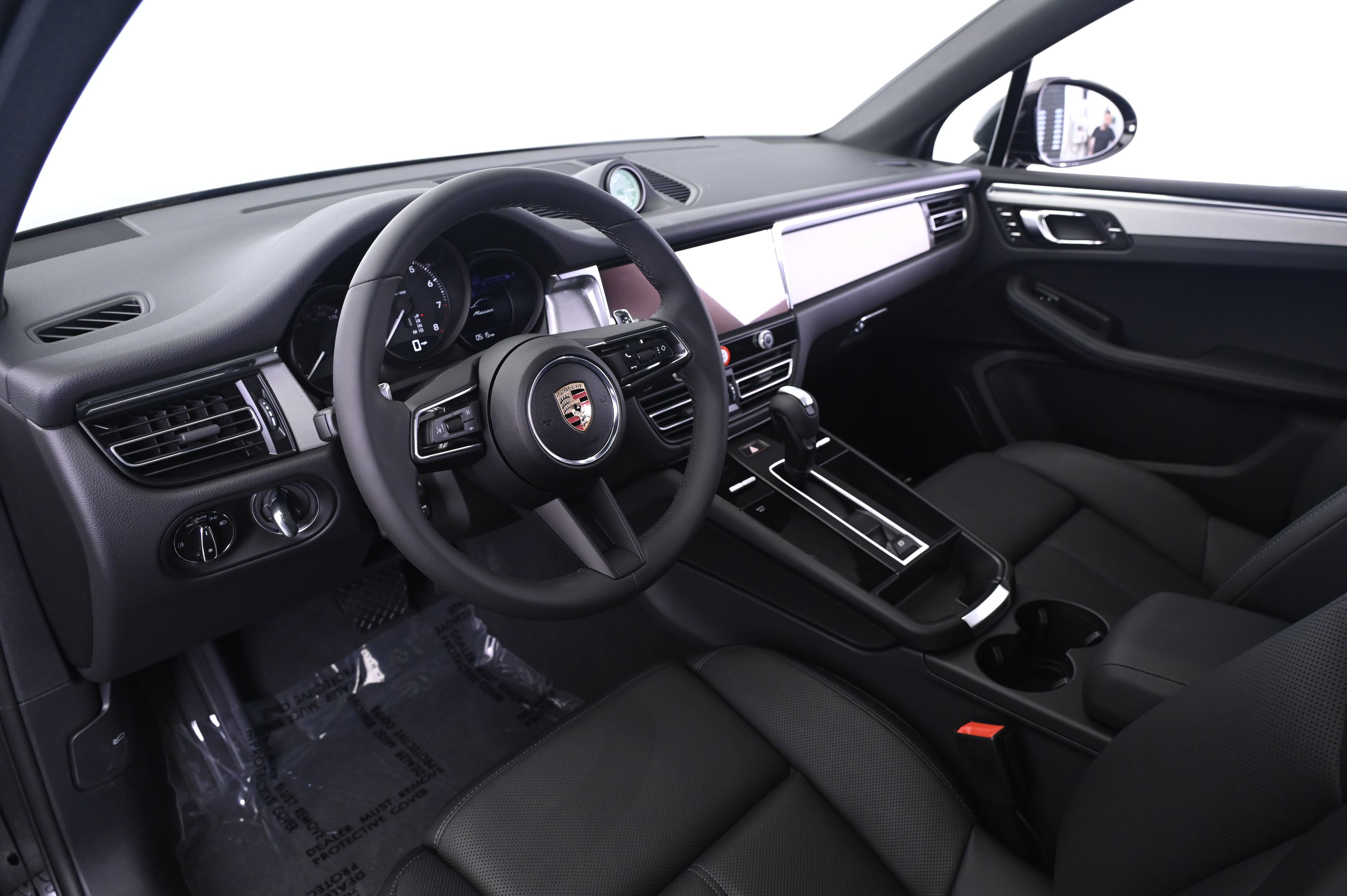 Certified 2025 Porsche Macan image 28