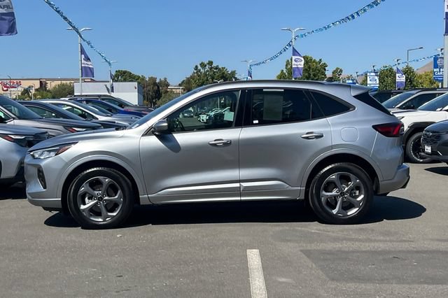 Used 2023 Ford Escape ST-Line Select w/ Class II Trailer Tow Package AWD/4WD image 7