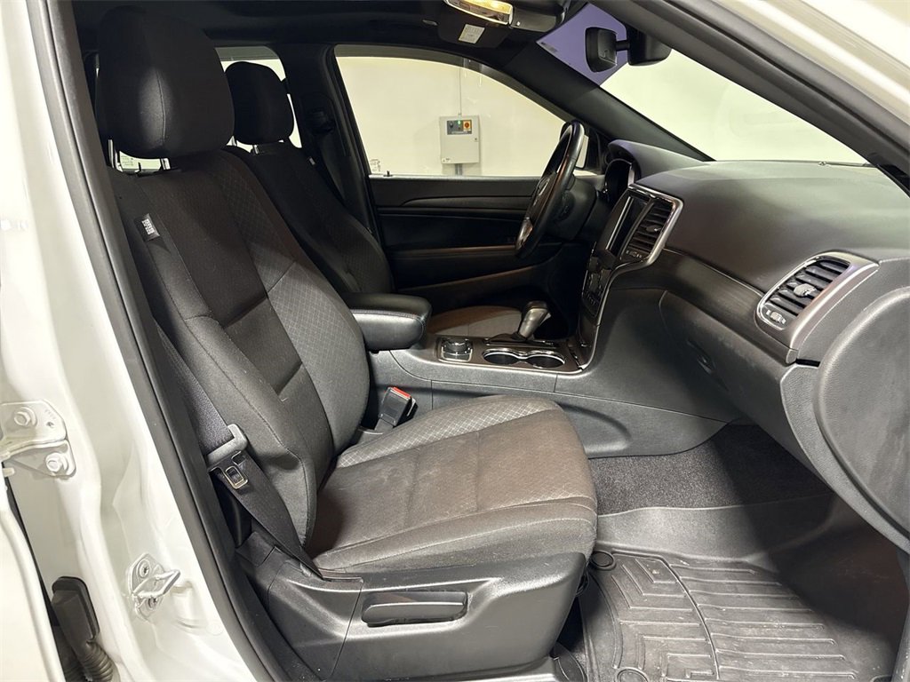 Used 2018 Jeep Grand Cherokee Laredo image 23