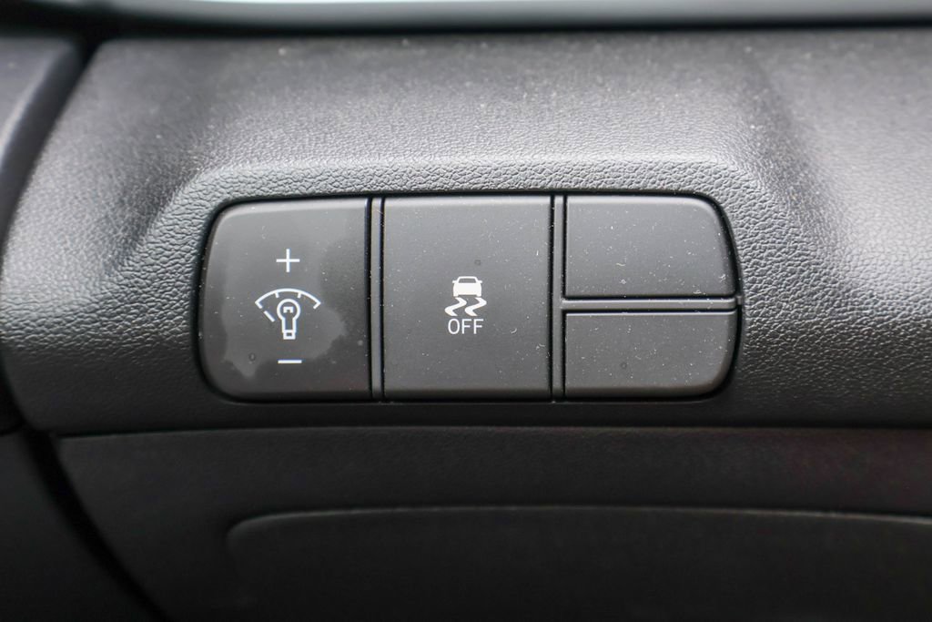 Used 2025 Hyundai Elantra Limited FWD image 17