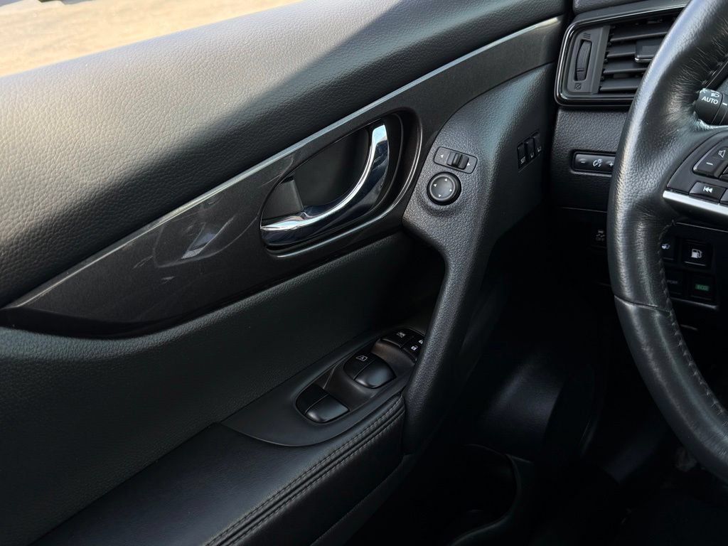 Used 2018 Nissan Rogue SV w/ Premium Package FWD image 23