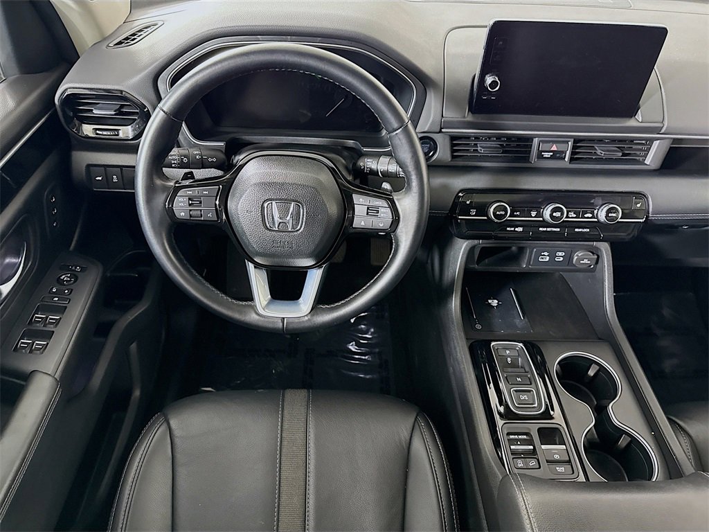 Used 2024 Honda Pilot Touring image 3