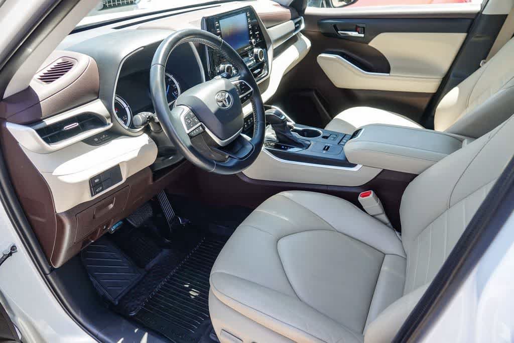 Used 2022 Toyota Highlander XLE FWD image 16