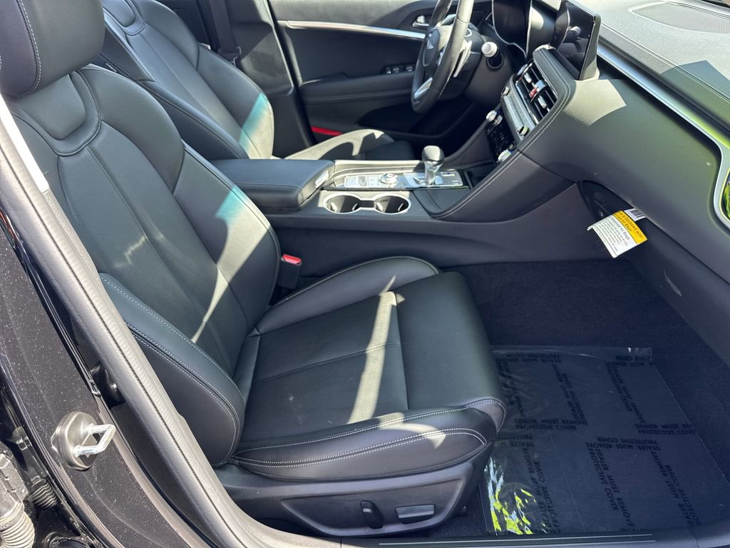 Used 2025 Genesis G70 2.5T image 13