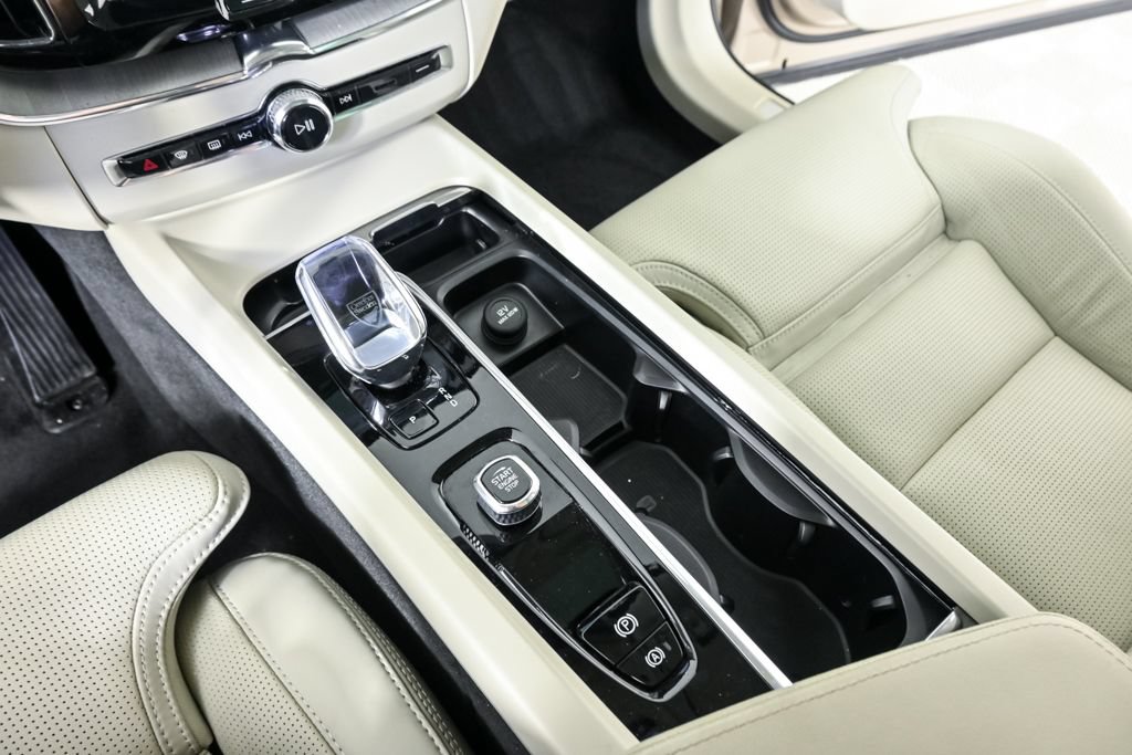 Certified 2024 Volvo XC60 B5 Ultimate AWD/4WD image 19