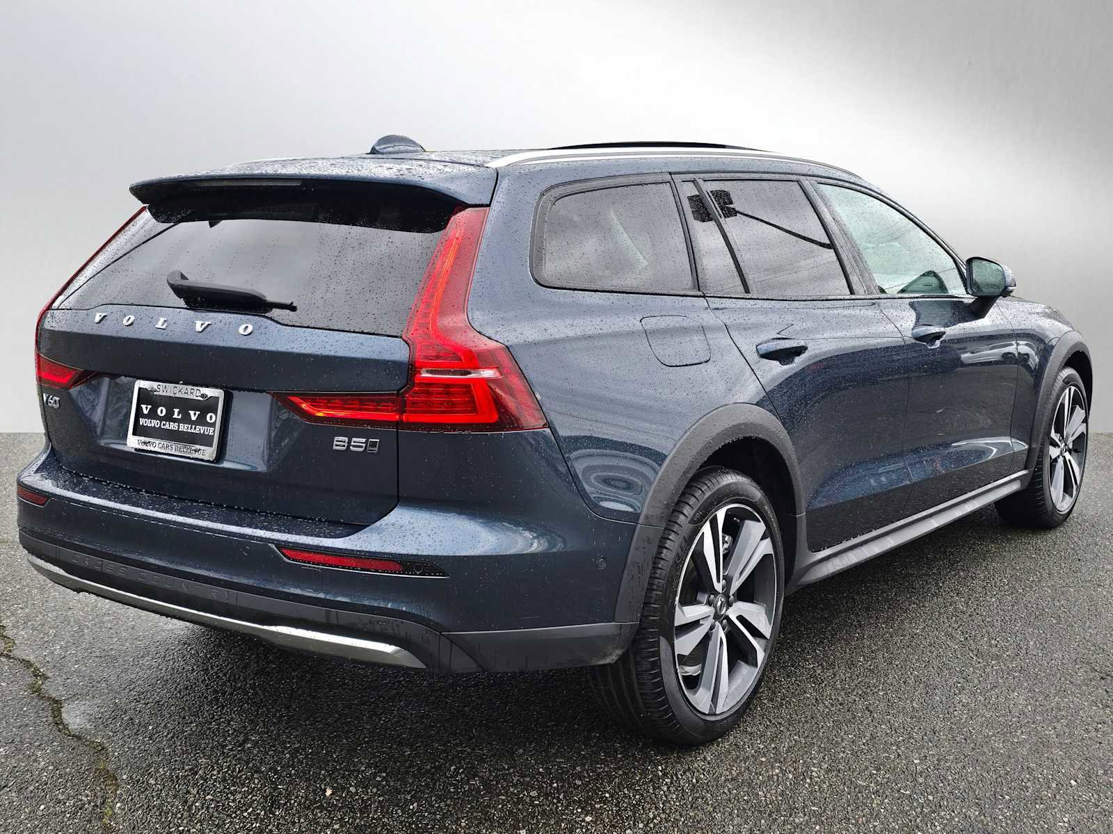 Certified 2025 Volvo V60 B5 Cross Country Plus image 3