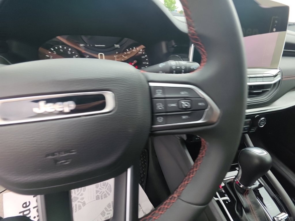 Used 2025 Jeep Compass Trailhawk AWD/4WD image 18