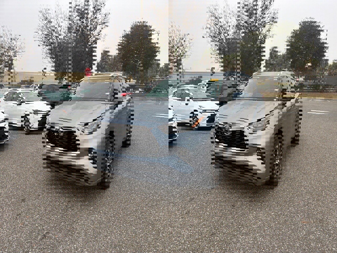 Used 2020 Toyota Highlander XLE image 1