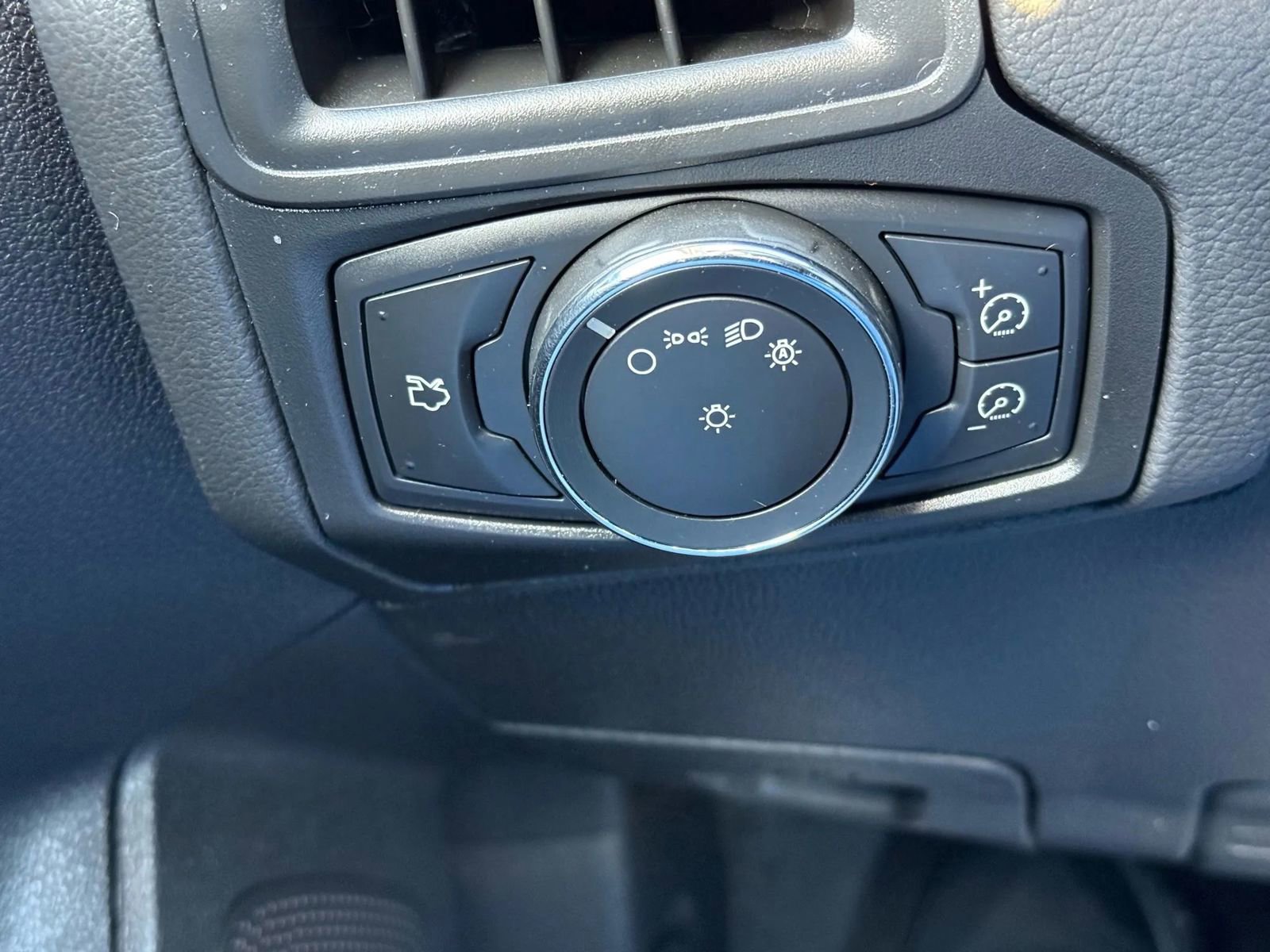 Used 2013 Ford Focus SE w/ SE Winter Pkg image 20