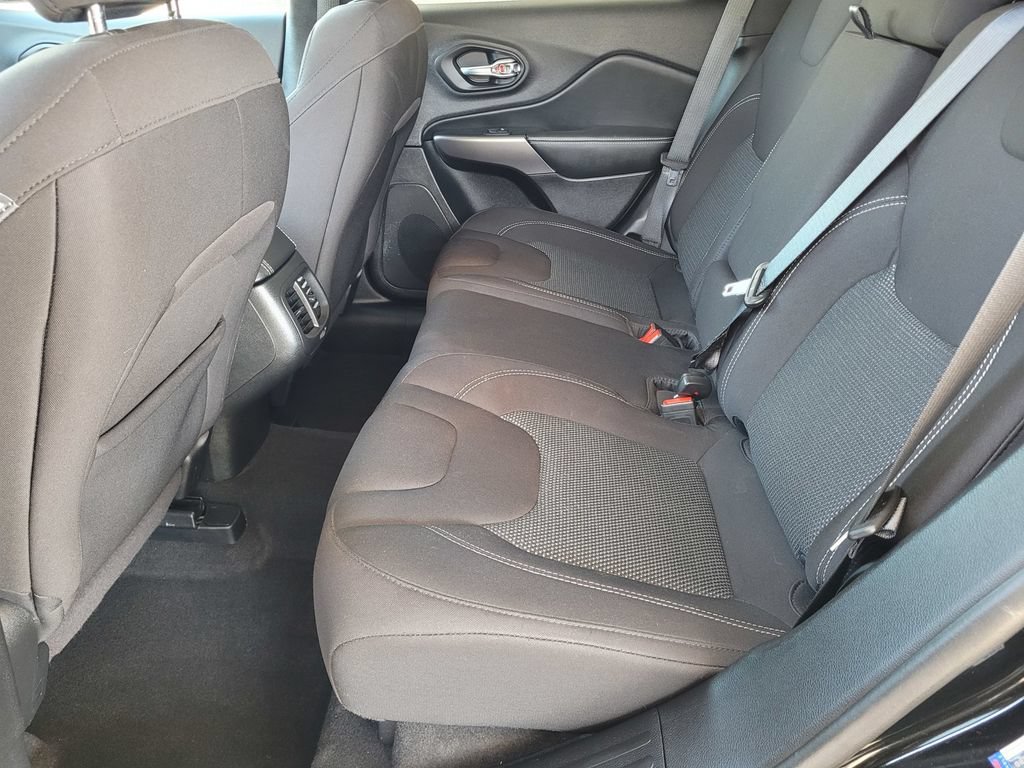 Used 2021 Jeep Cherokee Latitude AWD/4WD image 7