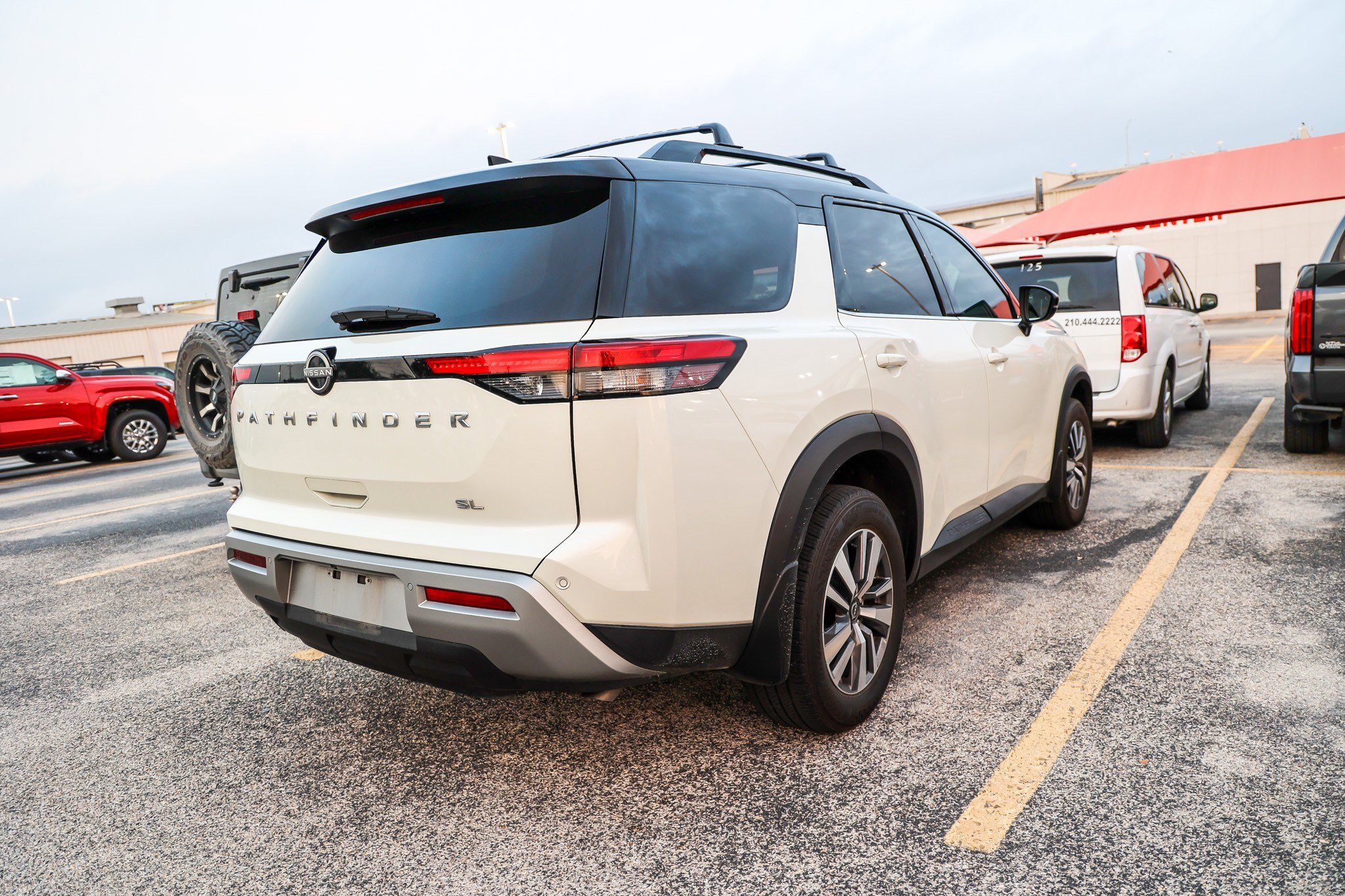 Used 2024 Nissan Pathfinder SL FWD image 8