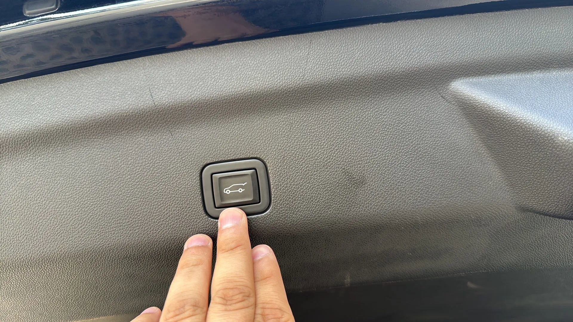 Used 2021 Chevrolet Suburban LT RWD image 16