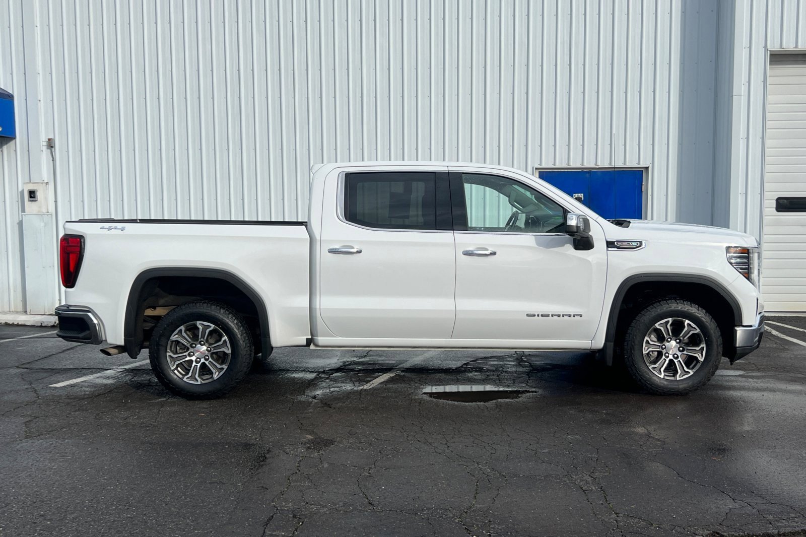 Used 2024 GMC Sierra 1500 SLT image 3