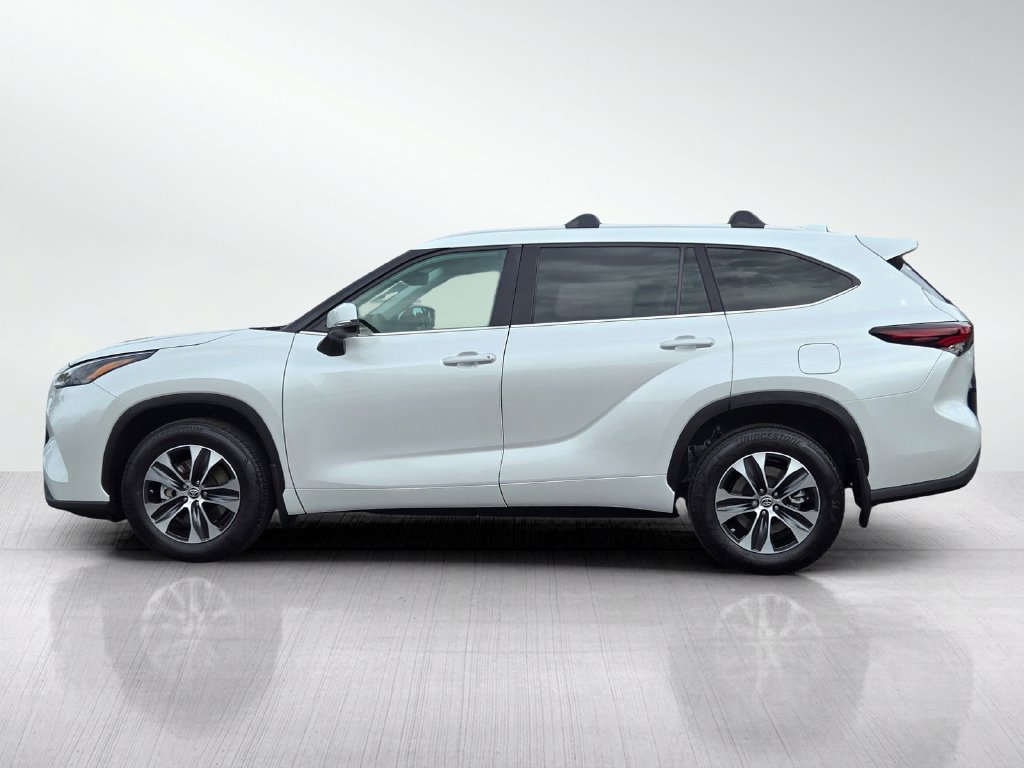 Used 2024 Toyota Highlander XLE AWD/4WD image 8