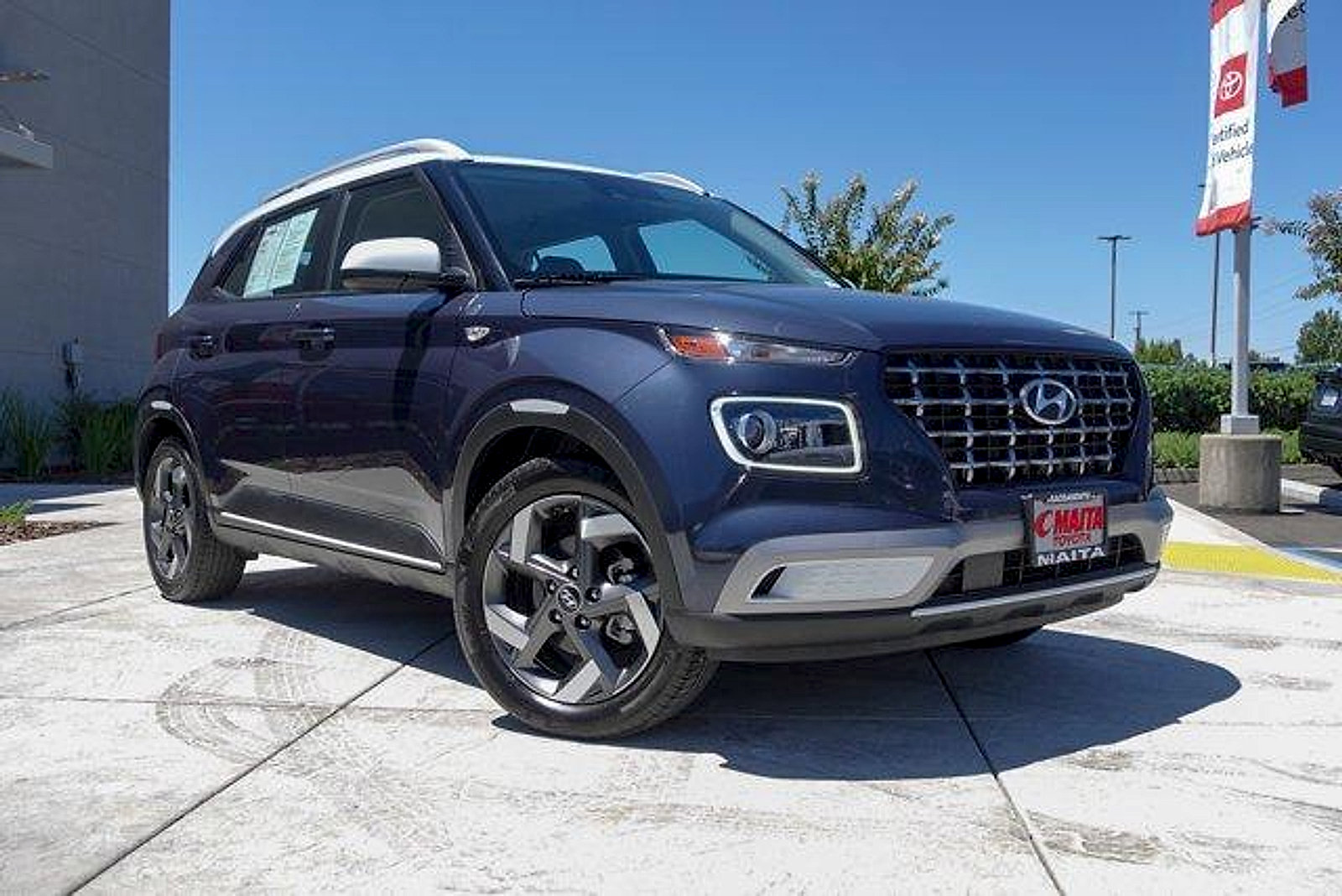 Used 2021 Hyundai Venue FWD image 1
