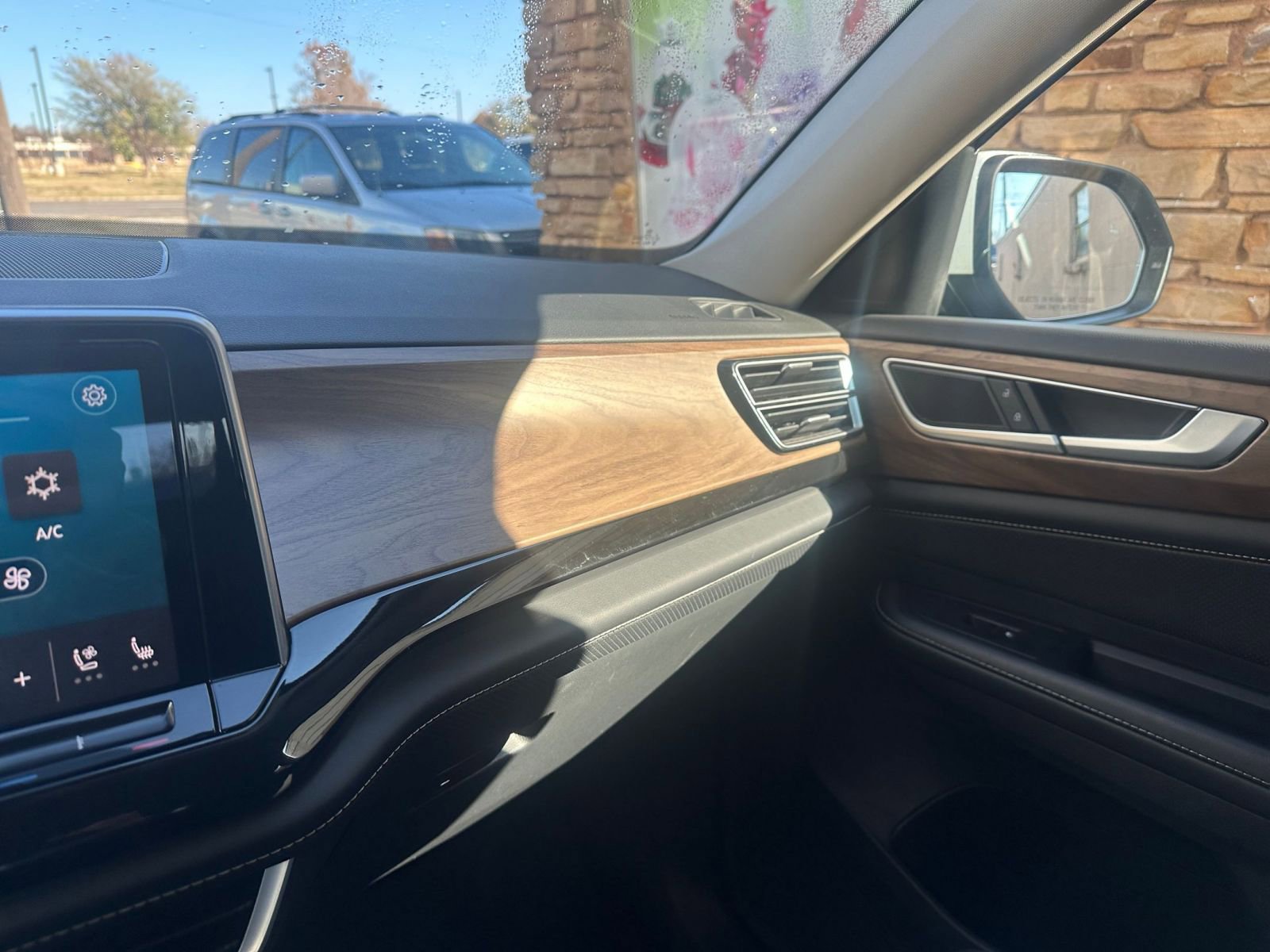 Used 2025 Volkswagen Atlas SE image 36