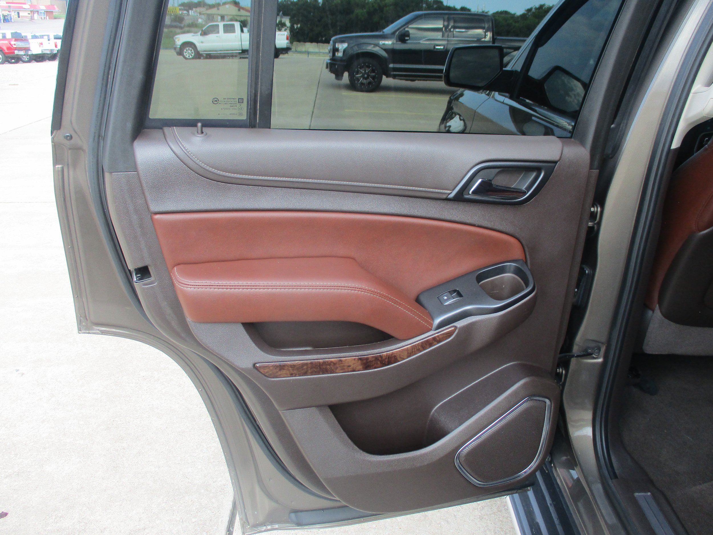 Used 2016 Chevrolet Tahoe LTZ AWD/4WD image 8