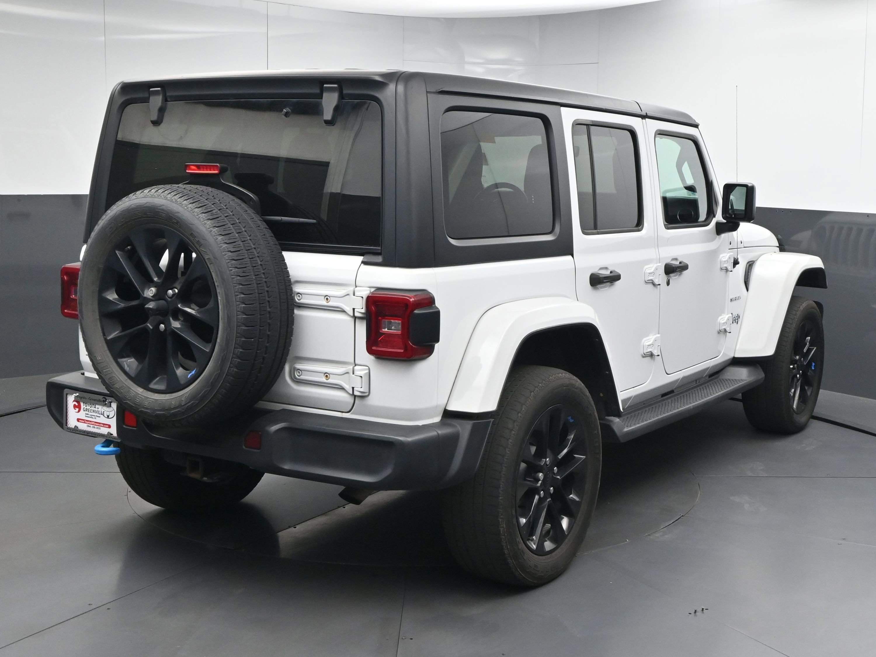 Used 2022 Jeep Wrangler Unlimited Sahara w/ Cold Weather Group image 8