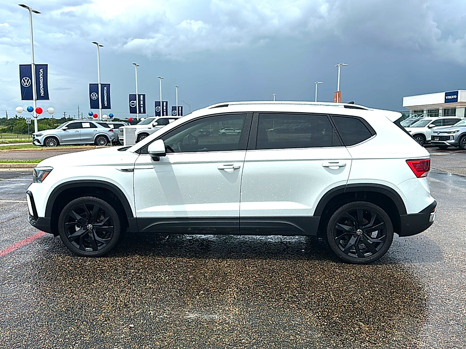 Used 2023 Volkswagen Taos SE w/ Panoramic Sunroof Package FWD image 5
