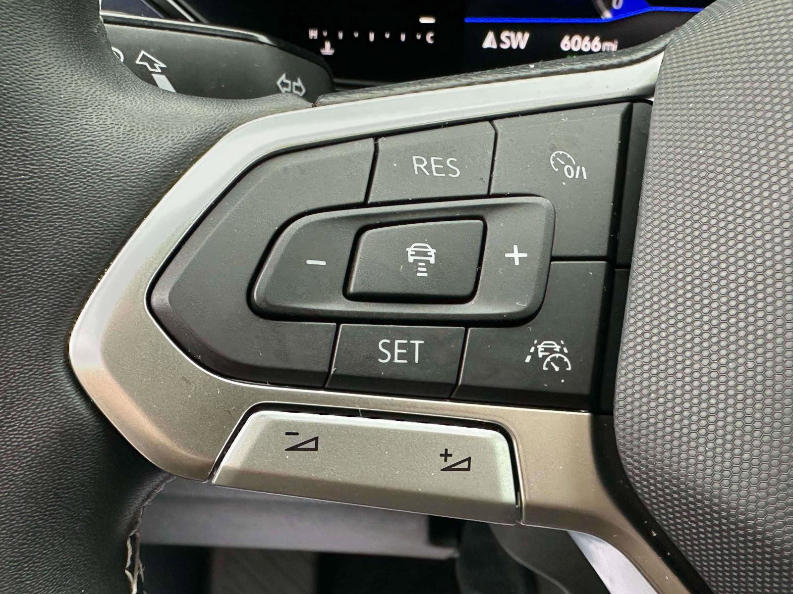 Certified 2022 Volkswagen Taos SE w/ Panoramic Sunroof Package image 20