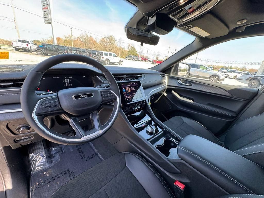 New 2025 Jeep Grand Cherokee Altitude AWD/4WD image 20