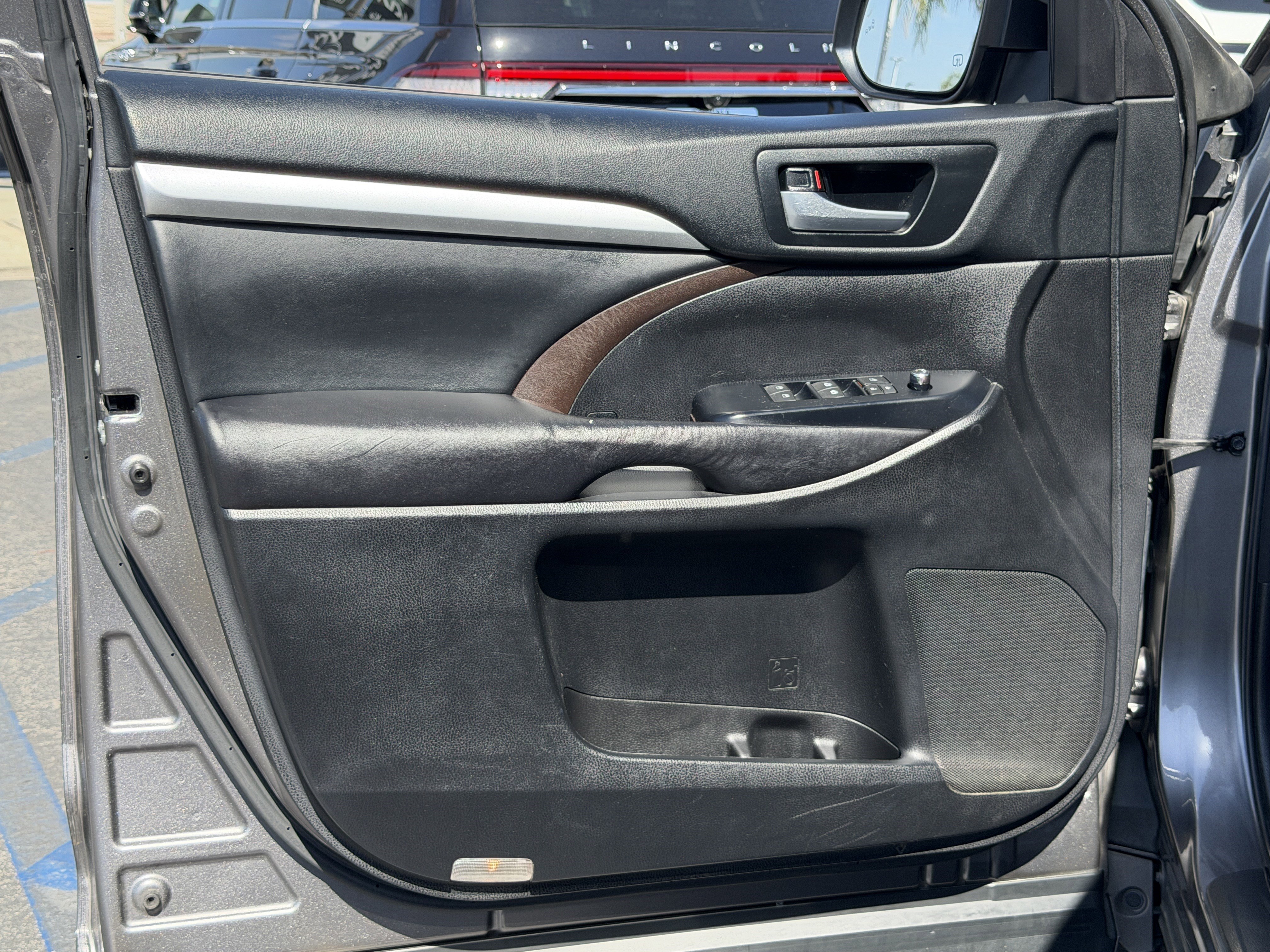 Used 2018 Toyota Highlander XLE FWD image 13