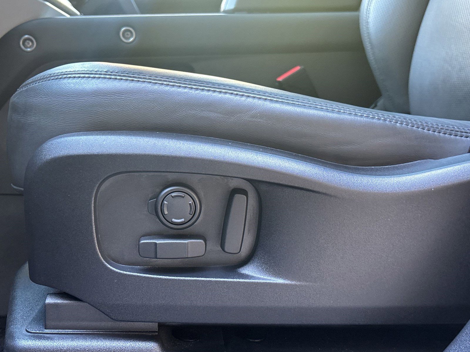 Certified 2025 Land Rover Defender 110 X-Dynamic SE image 13