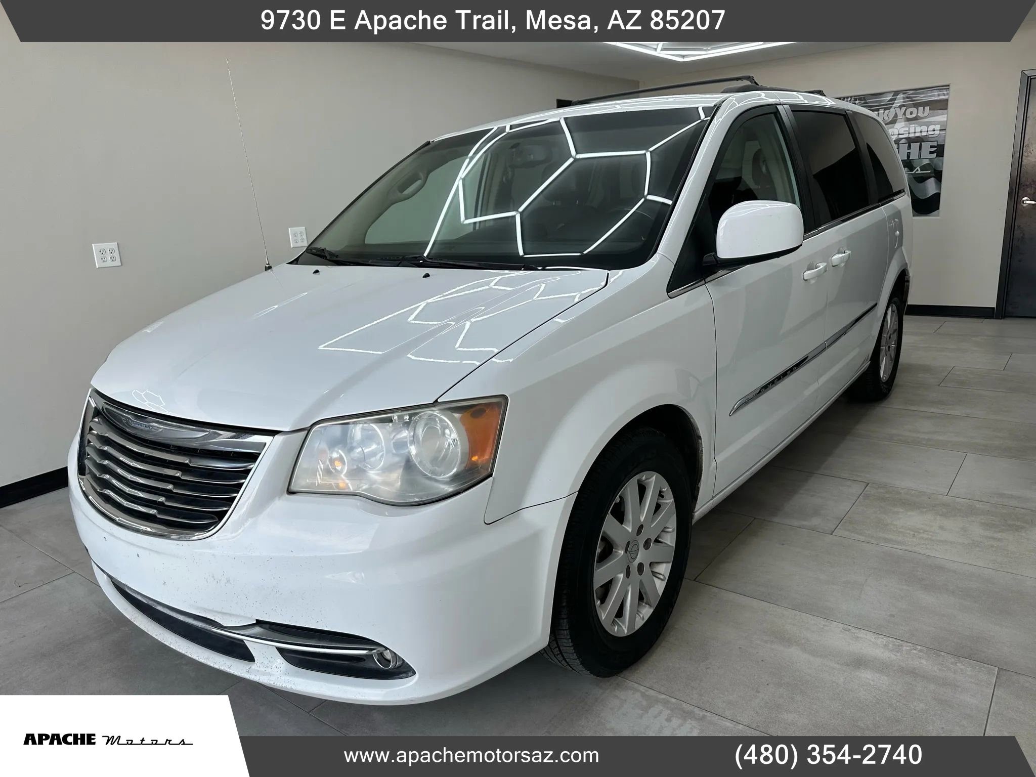 Used 2014 Chrysler Town & Country Touring image 1