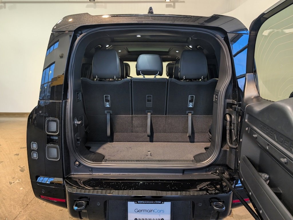 New 2026 Land Rover Defender 130 X-Dynamic SE image 5