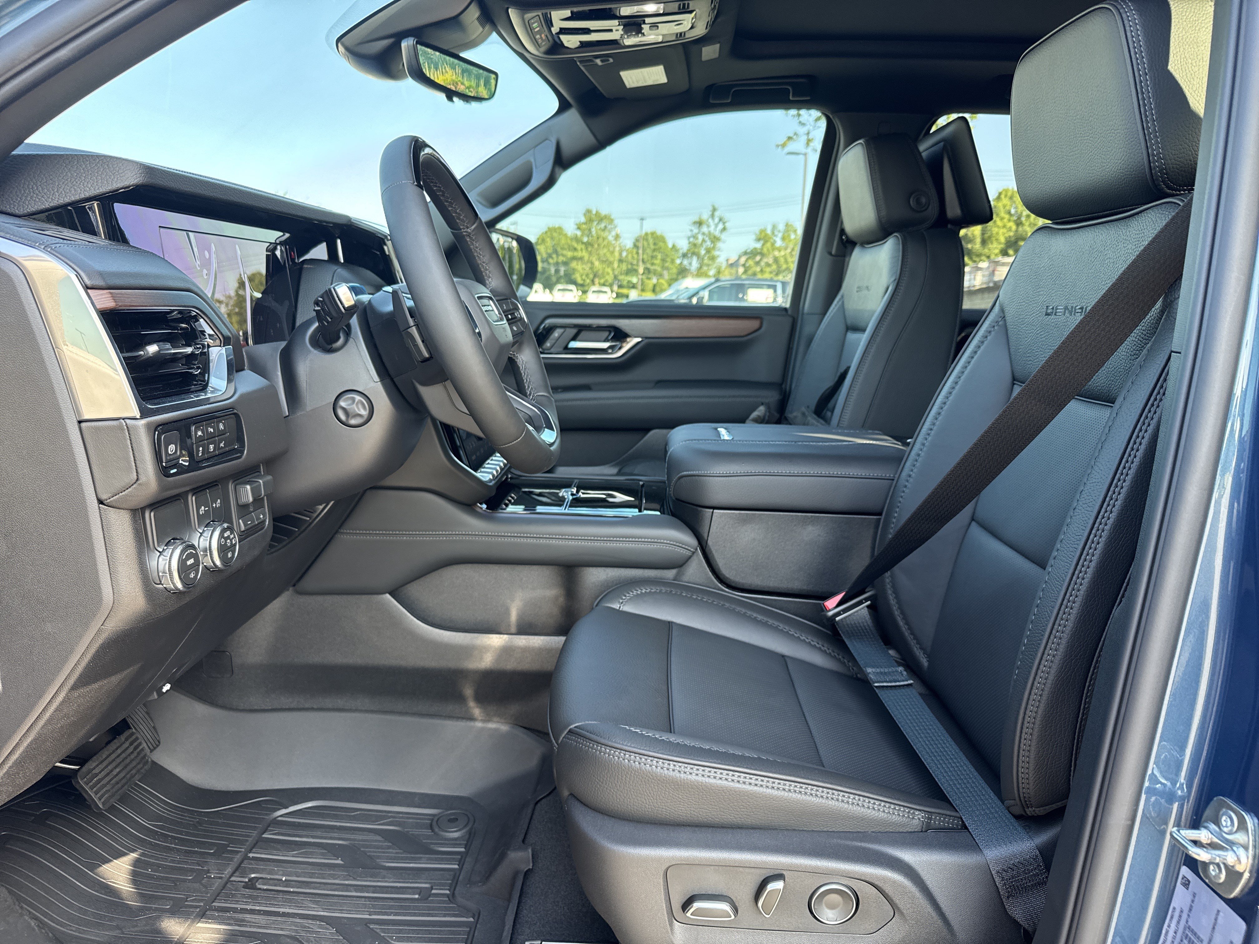 New 2026 GMC Yukon XL Denali w/ Denali Reserve Package RWD image 17