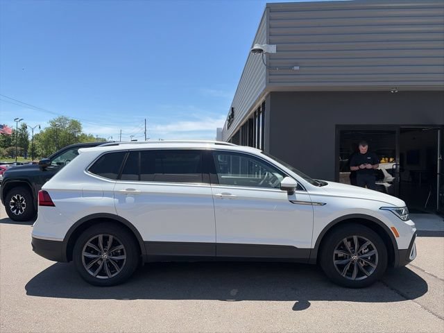 Certified 2023 Volkswagen Tiguan SE w/ Panoramic Sunroof Package AWD/4WD image 2
