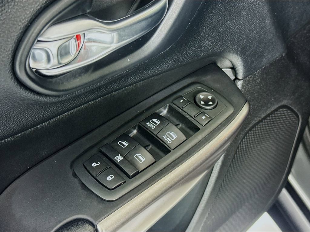 Used 2020 Jeep Cherokee Latitude Plus w/ Comfort/Convenience Group image 18