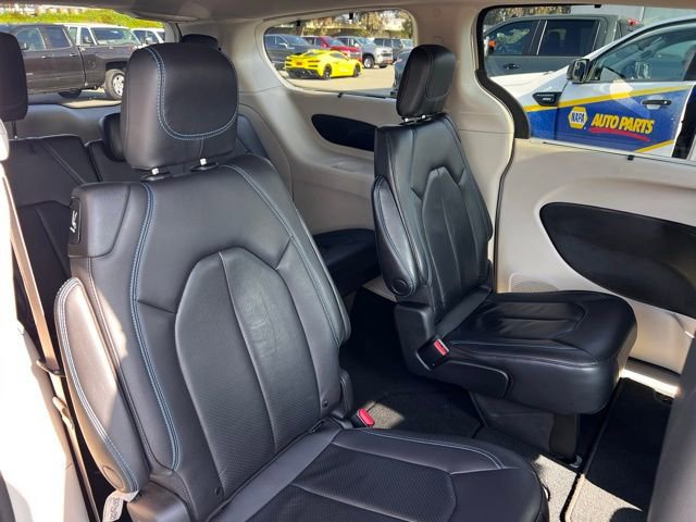 Used 2021 Chrysler Pacifica Touring-L image 25