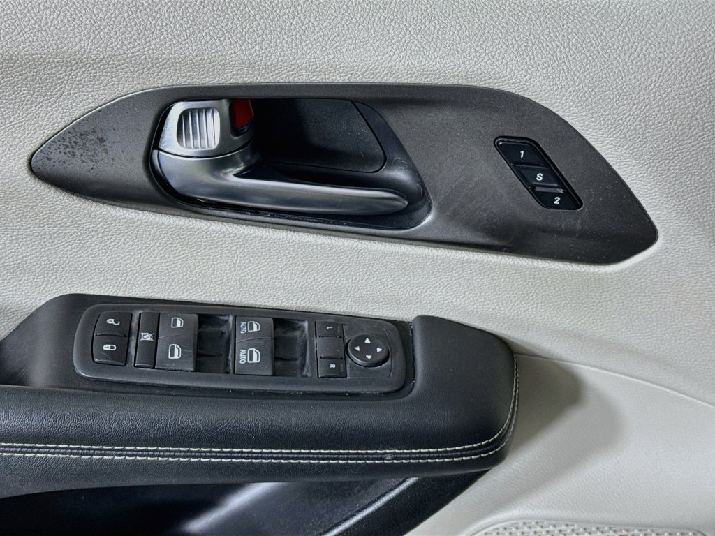 Used 2024 Chrysler Pacifica Touring-L FWD image 23