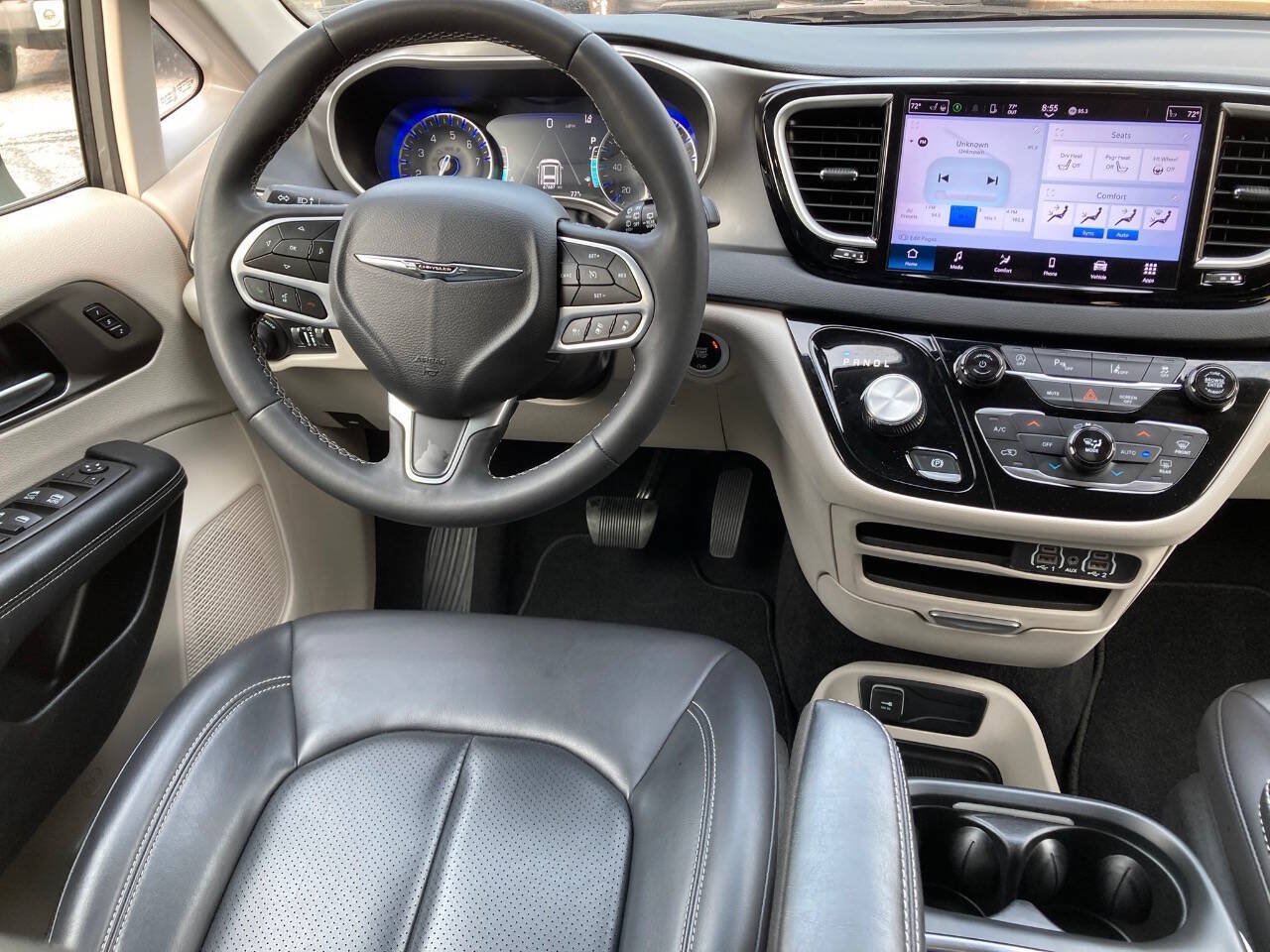 Used 2023 Chrysler Pacifica Touring-L FWD image 7