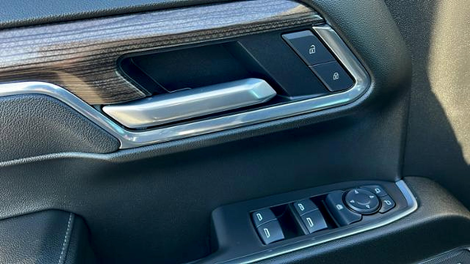 Used 2025 Chevrolet Silverado 1500 LT Trail Boss w/ Convenience Package II image 18