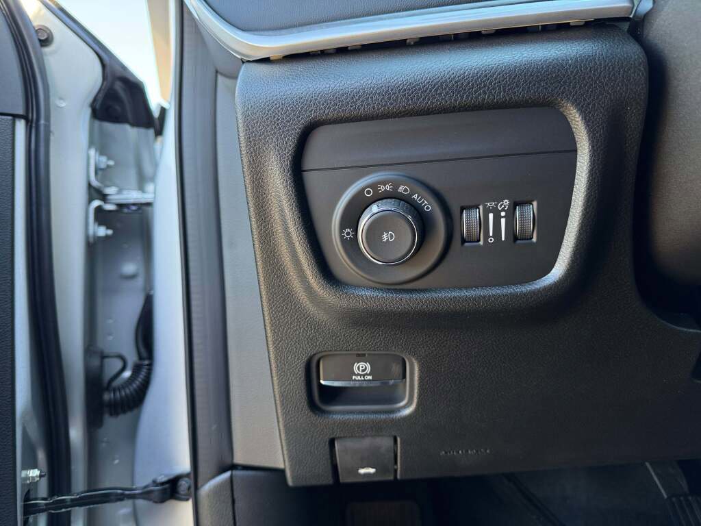 New 2025 Jeep Grand Cherokee L Limited w/ Black Appearance Package image 30