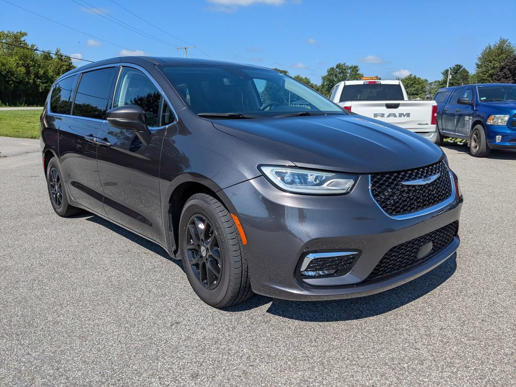 Used 2024 Chrysler Pacifica Touring-L FWD image 3