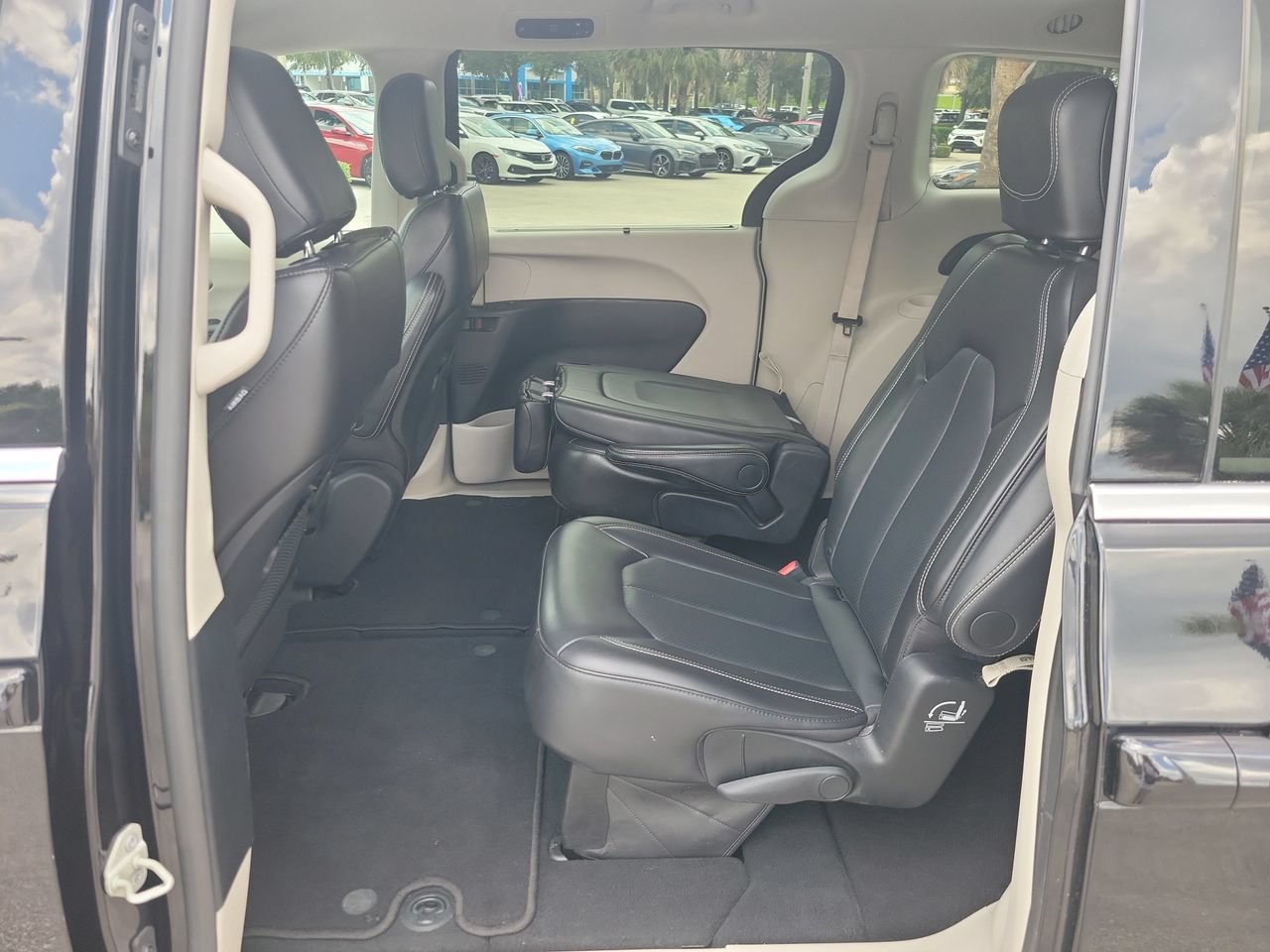Used 2024 Chrysler Pacifica Touring-L FWD image 9