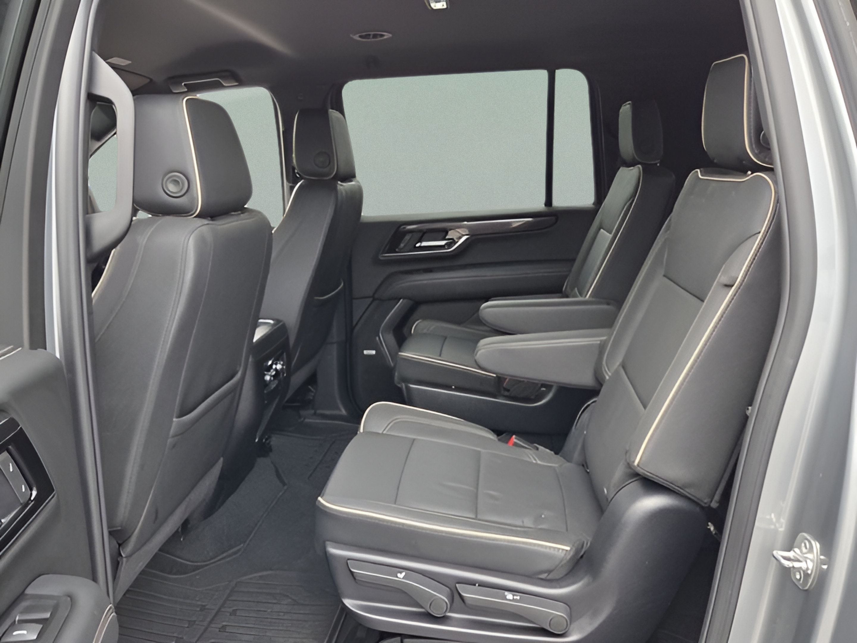 Used 2025 GMC Yukon XL Elevation AWD/4WD image 11