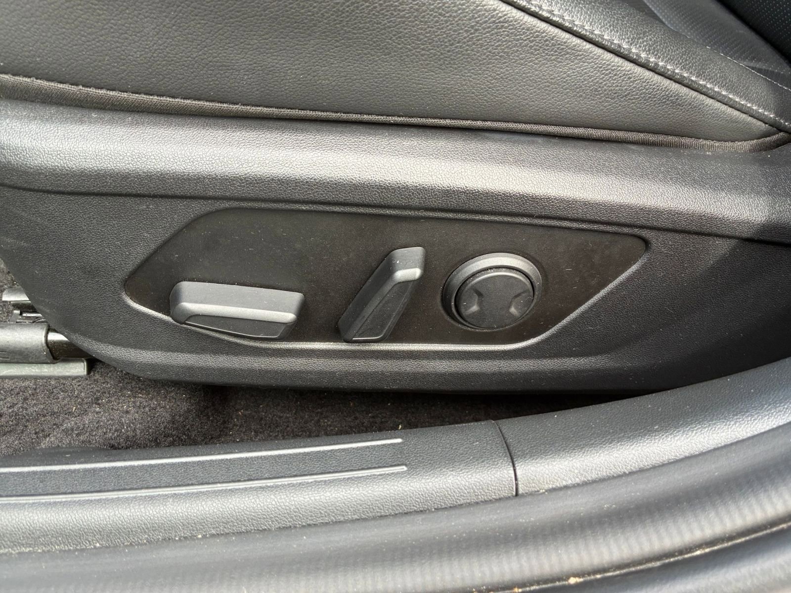 Used 2025 Hyundai Elantra Limited FWD image 23